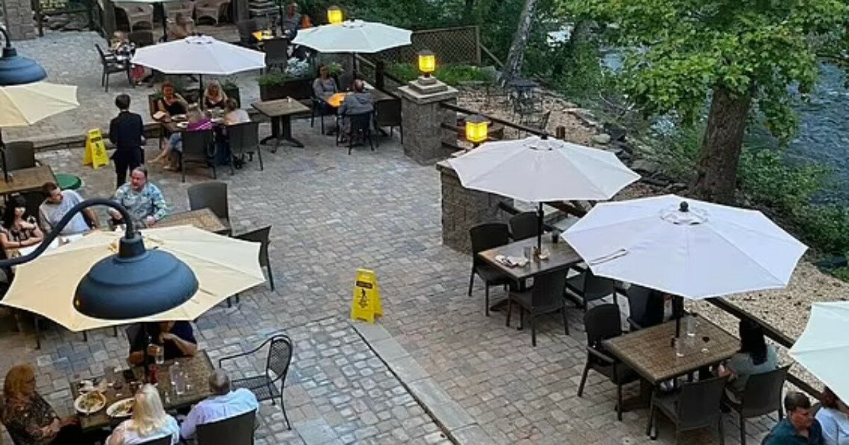 “In questo ristorante gli adulti incapaci di essere genitori pagano un supplemento”: famiglia si trova con 50 dollari di sovrapprezzo e scoppia la polemica