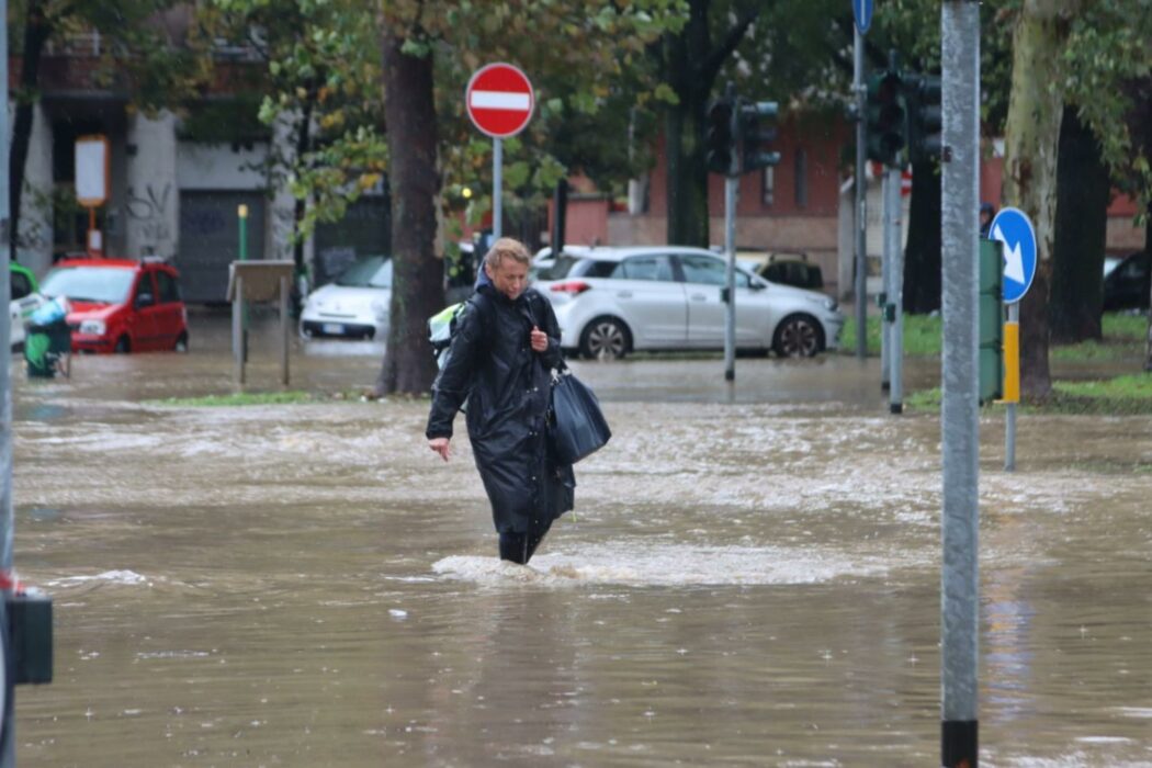 Un violento temporale che si è abbattuto la scorsa notte su Milano e sulla Brianza ha provocato intorno alle ore 6 l’esondazione del fiume Seveso che ha riguardato l’area nord a Niguarda con l’allagamento di viale Fulvio Testi, arteria di accesso alla città, 31 ottobre 2023.  Evacuate a scopo precauzionale le comunità che si trovano nel parco Lambro per l’innalzamento delle acque dell’omonimo fiume. ANSA/PAOLO SALMOIRAGO