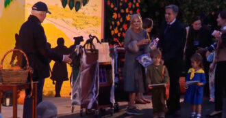 Copertina di Il segretario di Stato Blinken per Halloween veste il figlio di 4 anni da Zelensky: la festa alla Casa Bianca con Biden – Video