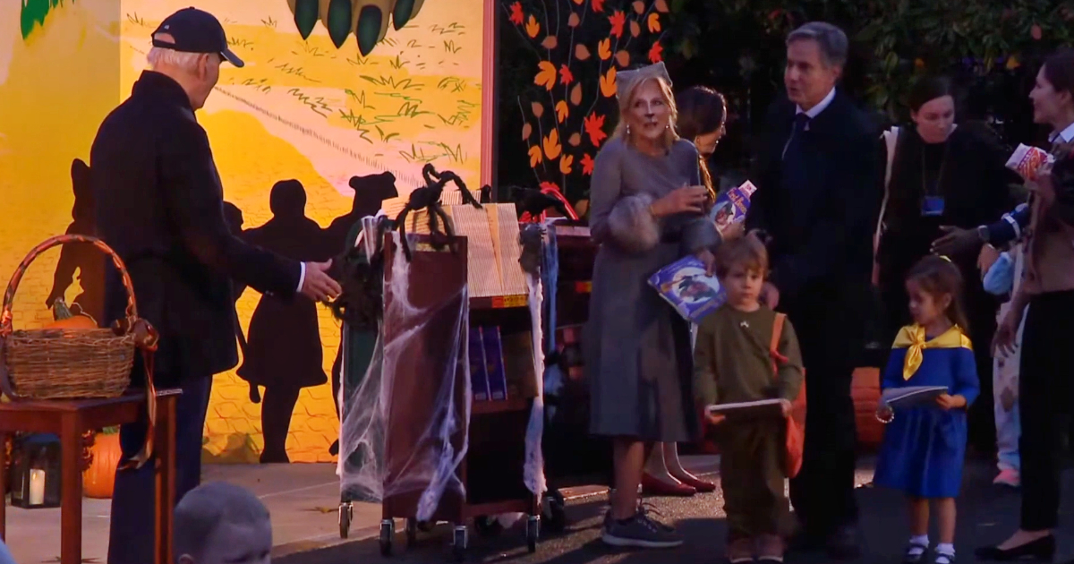 Il segretario di Stato Blinken per Halloween veste il figlio di 4 anni da Zelensky: la festa alla Casa Bianca con Biden – Video