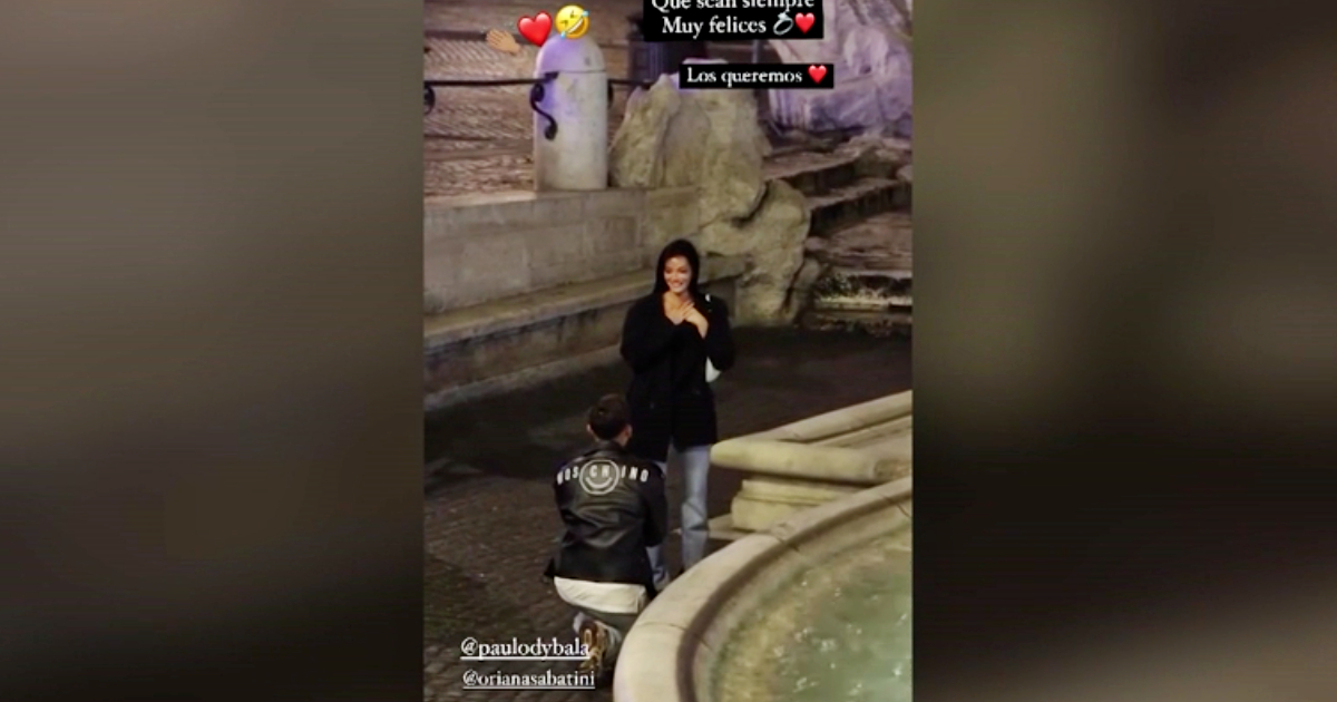 La proposta di matrimonio di Dybala alla fidanzata Oriana Sabatini: lui si inginocchia con l’anello di fronte alla Fontana di Trevi