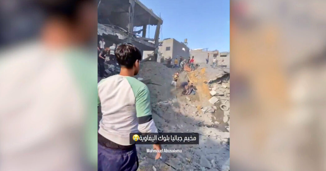 Striscia di Gaza, il bombardamento sul campo profughi di Jabalia: i video dopo l’attacco israeliano