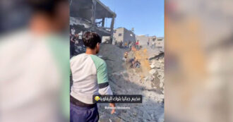 Copertina di Striscia di Gaza, il bombardamento sul campo profughi di Jabalia: i video dopo l’attacco israeliano