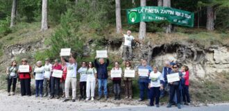 Copertina di Contro gli incendi (che non ci sono), il Parco Nazionale d’Abruzzo vuole tagliare i pini protetti di Villetta Barrea. Maraini: “Illogico”
