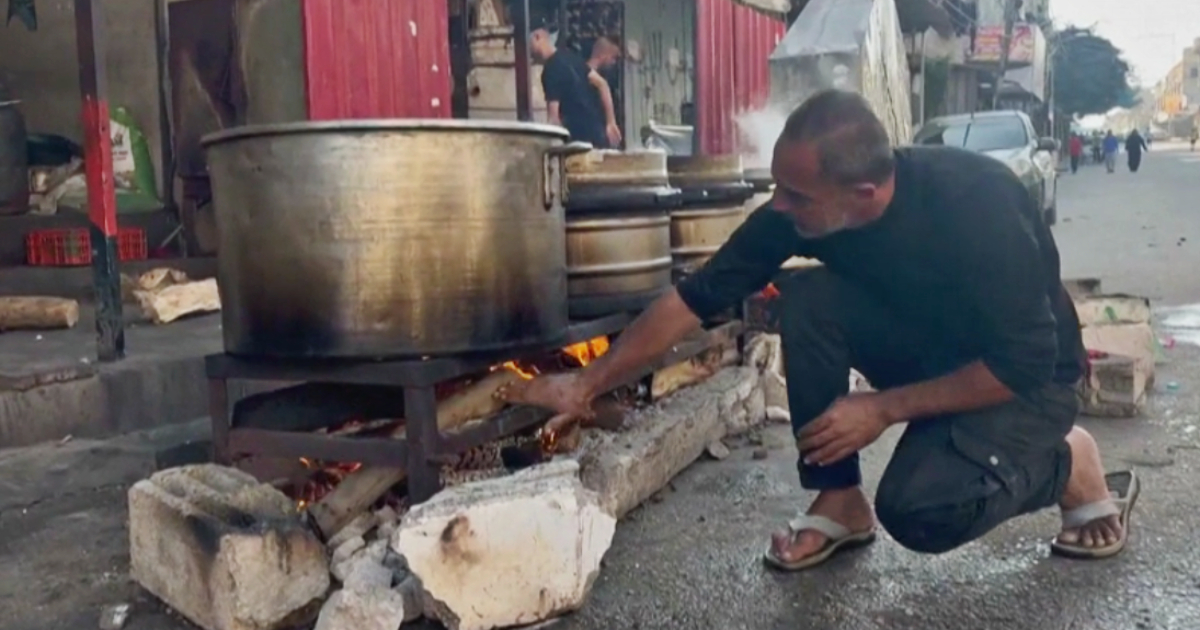 A Rafah mancano combustibili ed elettricità, i palestinesi cuociono il pane con carta e legna da ardere – Video