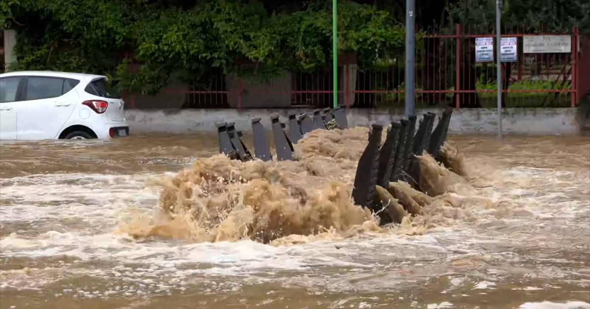 Nubifragio a Milano, l’acqua del Seveso fuoriesce dai tombini a Niguarda: “La corrente è fortissima”. Allagamenti lungo viale Fulvio Testi – Video