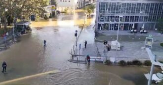 Copertina di Esonda il Seveso a Milano, il lento avanzamento dell’acqua nel quartiere Isola: al palazzo della Regione arriva ore dopo la pioggia – Video
