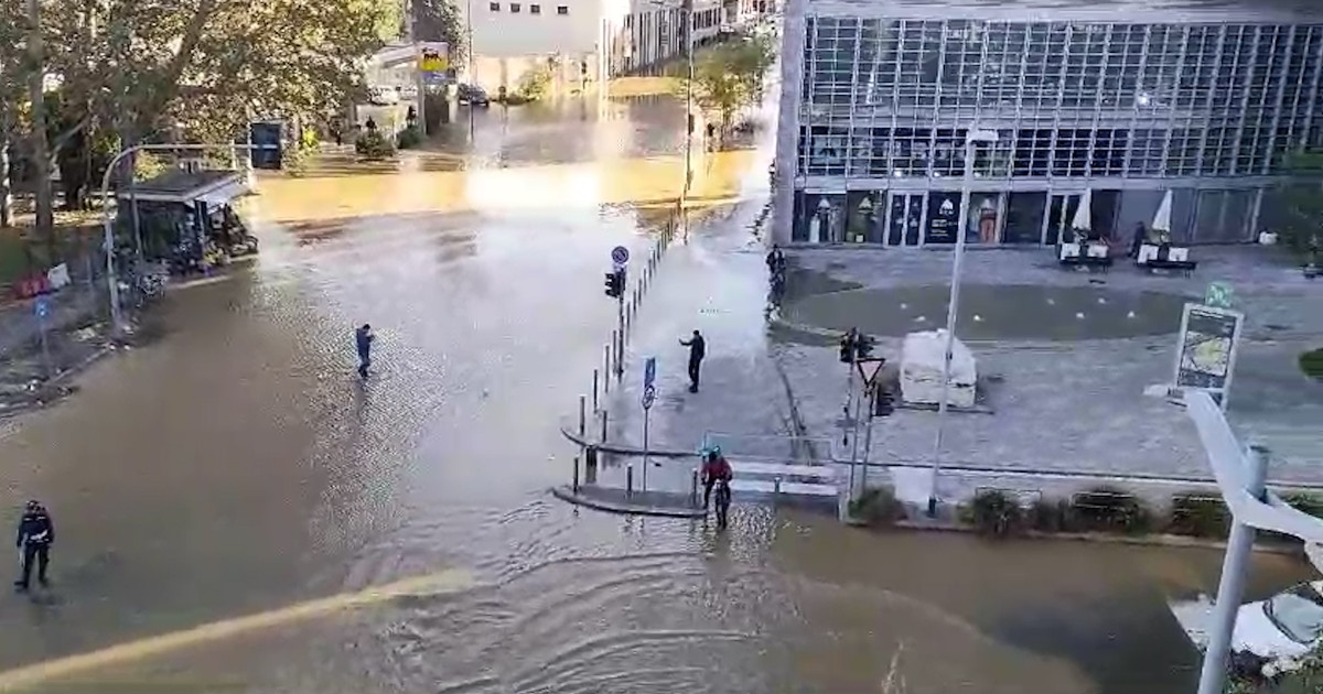 Esonda il Seveso a Milano, il lento avanzamento dell’acqua nel quartiere Isola: al palazzo della Regione arriva ore dopo la pioggia – Video