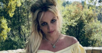 Copertina di Britney Spears: “Io in lacrime, costretta a raccogliere rifiuti nel mio quartiere”. La punizione dei genitori dopo aver perso la verginità