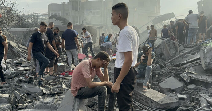 Il Fatto di domani. 10 mila morti nella Striscia. Le storie dei giornalisti uccisi nel conflitto. Il piano Meloni per “nascondere” i migranti in Albania