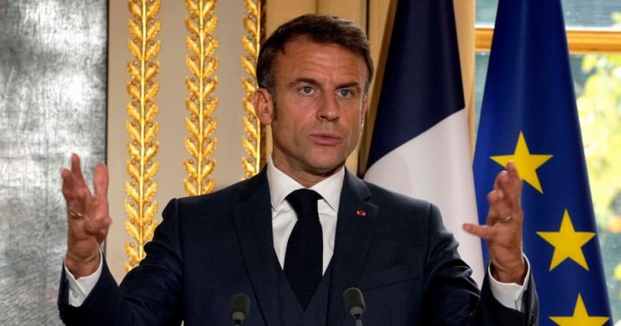 Macron divide Nato e Ue sull’invio di truppe in Ucraina. Usa e Stoltenberg contrari. Chigi: “Ipotesi non contemplata”
