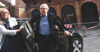 Copertina di Sgarbi, parla l’autista abbandonato all’autogrill: “Per 1.500 euro voleva il mio silenzio”