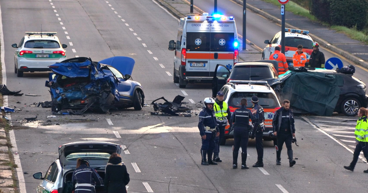 Grave incidente a Milano, tamponamento tra tre auto in viale Forlanini: due giovani morti. Le immagini