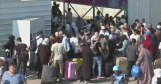 Copertina di Apre il valico di Rafah e le prime persone lasciano la Striscia di Gaza: le ambulanze trasportano i feriti