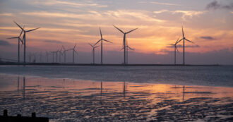 Copertina di Industrie delle rinnovabili sempre più in crisi. La danese Orsted crolla in borsa del 25% dopo lo stop al progetto di due impianti eolici