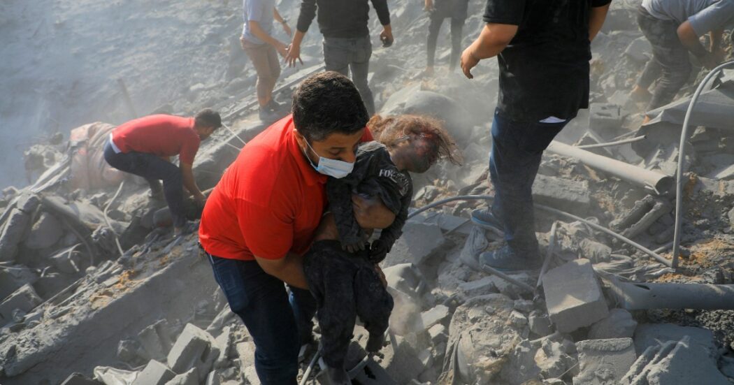 Nuovo raid sul campo profughi di Jabalia: “Decine di morti”. Borrell: “Sconcertato”. Onu: “Possibile crimine di guerra d’Israele”