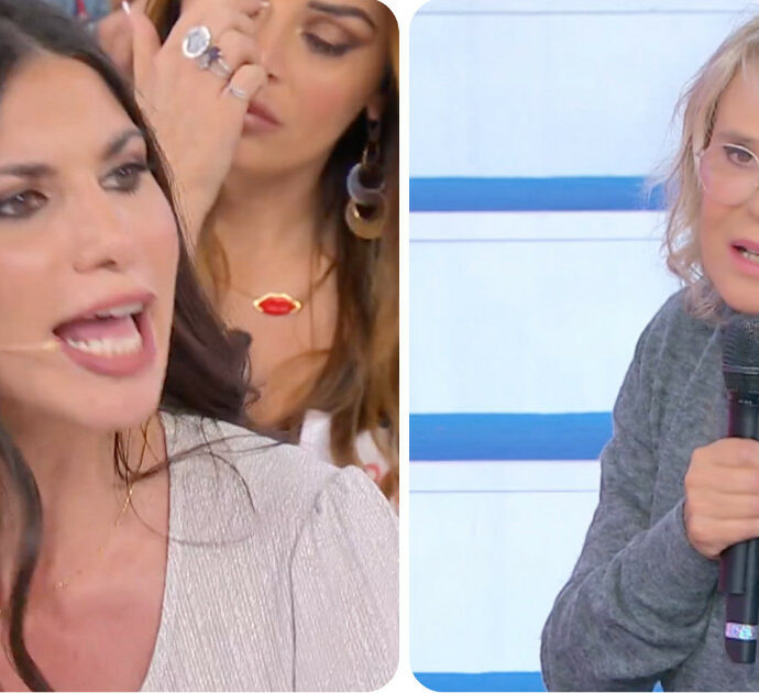 Uomini e Donne, Manuela Carriero tenta di trattenere i corteggiatori prima di lasciare il trono. Maria De Filippi sbotta: “Scena umiliante”