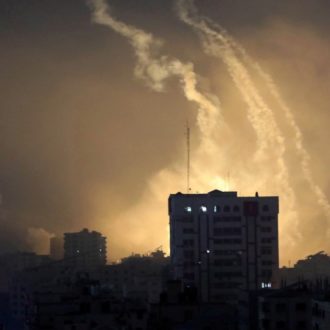 Copertina di Diario da Gaza: “Pioggia di bombe, i volantini ‘evacuate’ e in strada senza meta. Chissà quanto vivrò…”