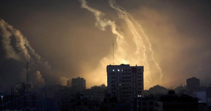 Copertina di Diario da Gaza: “Pioggia di bombe, i volantini ‘evacuate’ e in strada senza meta. Chissà quanto vivrò…”