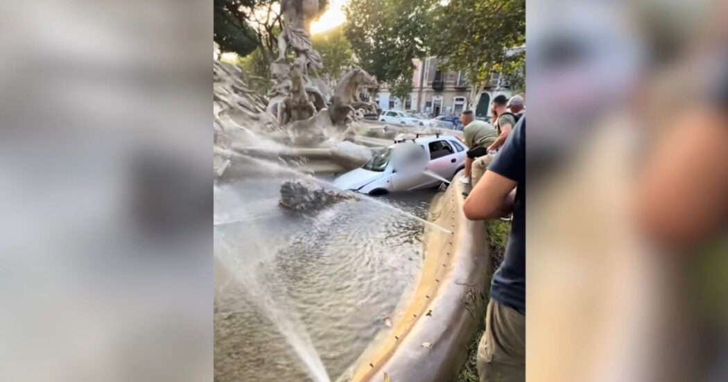 Catania, perde il controllo e finisce con l’auto nella fontana di Proserpina: lo stupore dei passanti