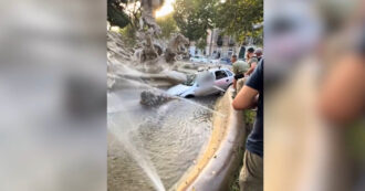 Copertina di Catania, perde il controllo e finisce con l’auto nella fontana di Proserpina: lo stupore dei passanti