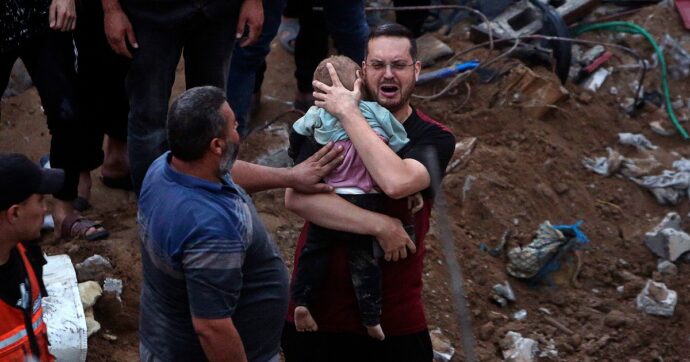 Raid su campo profughi di Jabalia, l’Unicef: “Scene di carneficina spaventose”. Il commissario di Unrwa: “A Gaza tragedia senza precedenti”