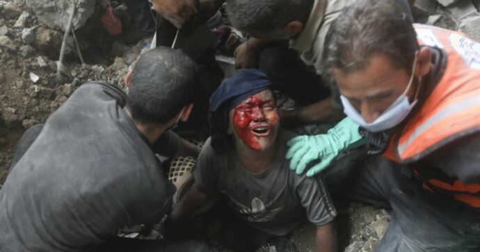 Tel Aviv: “Gaza City è circondata”. Netanyahu “valuta una breve pausa umanitaria”. Ma nega il carburante agli ospedali