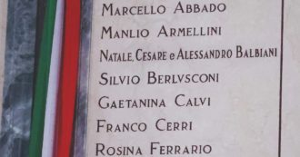 Copertina di Silvio iscritto al Famedio vicino 2 partigiane. Dell’Utri al Pd: “Lui come Cavour e Mazzini”