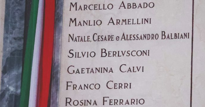 Silvio iscritto al Famedio vicino 2 partigiane. Dell’Utri al Pd: “Lui come Cavour e Mazzini”