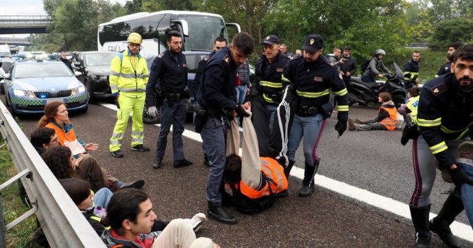 Bologna, arrestati tre giovani attivisti di Ultima generazione