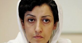 Copertina di Si rifiuta di indossare il velo per andare in ospedale: cure vietate a Mohammadi, premio Nobel detenuta in Iran