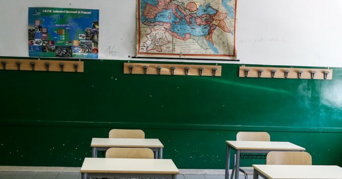 Errori ortografici e nessun diploma: un “falso maestro” da 5 mesi insegnava in una scuola di Cremona