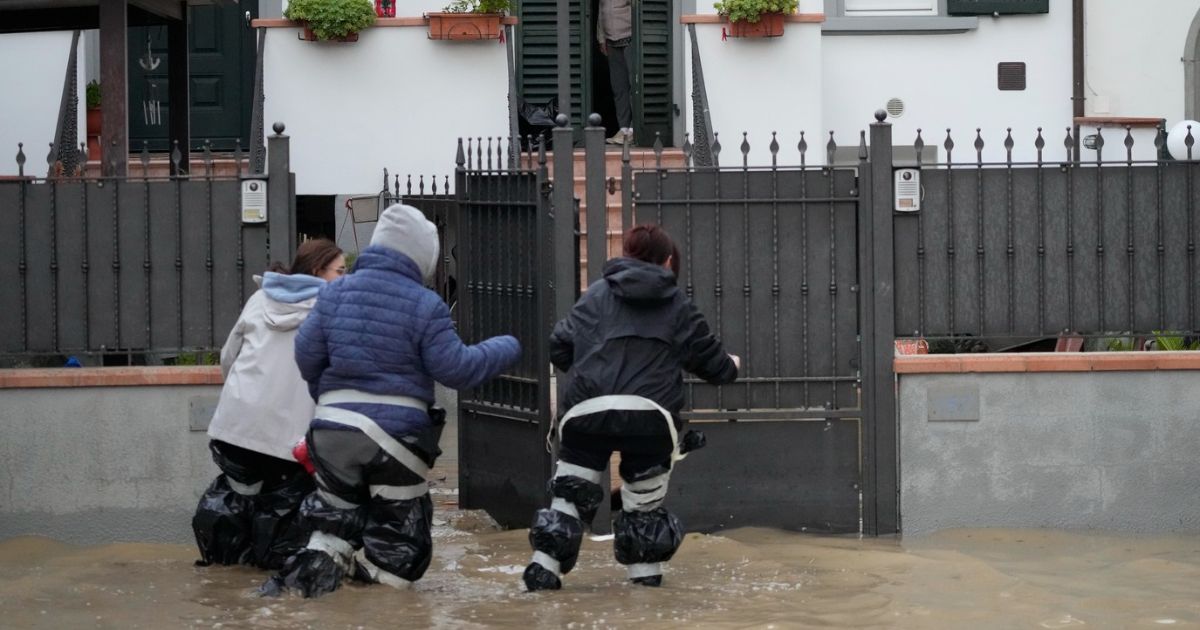 Tempesta Ciaran, 7 morti in Toscana. Polemica per la mancata allerta rossa,  Giani: Decidono i tecnici, non il presidente - Il Fatto Quotidiano