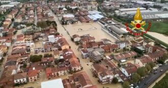 Copertina di Nubifragio in Toscana, l’elicottero dei vigili del fuoco sorvola le aree alluvionate nel Pratese: le immagini dall’alto