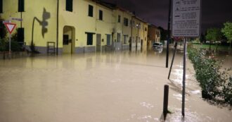 Copertina di Alluvione Toscana, esonda il torrente Bagnolo a Prato: evacuati piani bassi delle case