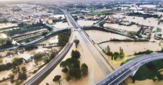 Copertina di Alluvione. Toscana sott’acqua, ma l’allerta era “solo” arancione: sette morti