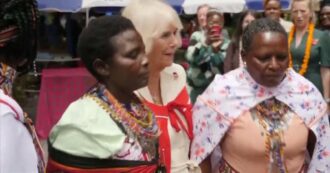 Copertina di La regina Camilla si lancia in un ballo tipico kenyota: il video della sua danza mano nella mano con le donne locali è virale