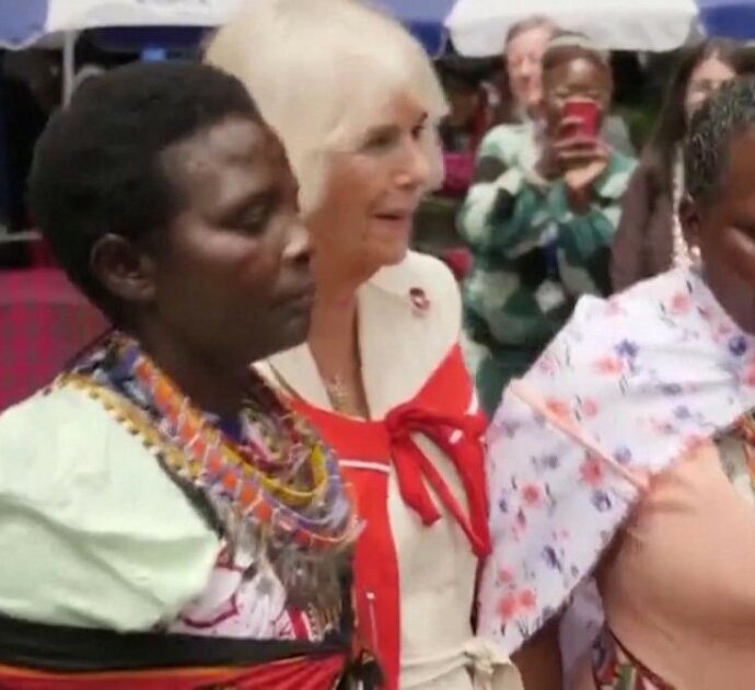 La regina Camilla si lancia in un ballo tipico kenyota: il video della sua danza mano nella mano con le donne locali è virale