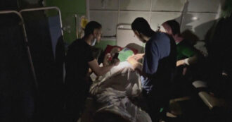 Copertina di A Gaza gli ospedali sono senza corrente elettrica: all’al-Shifa i medici costretti a usare le torce – Video