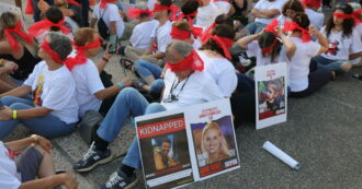 Copertina di Quell’orsetto di peluche ferito, si,mbolo di un bimbo rapito da Hamas