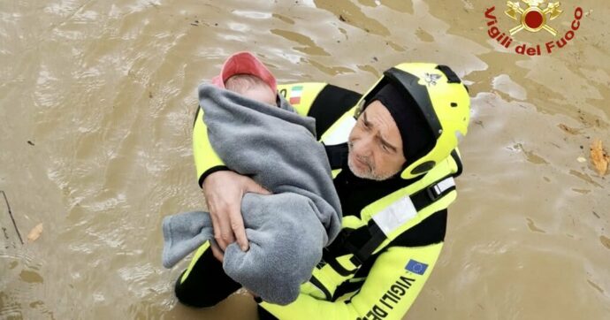 Neonata e genitori salvati dai vigili del fuoco nell’area alluvionata – la foto simbolo