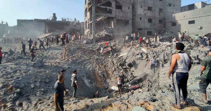 Gaza, Nyt: “Israele ha usato due bombe da 900 chili l’una sul campo profughi di Jabaliya. Non sono pensate per colpire aree affollate”