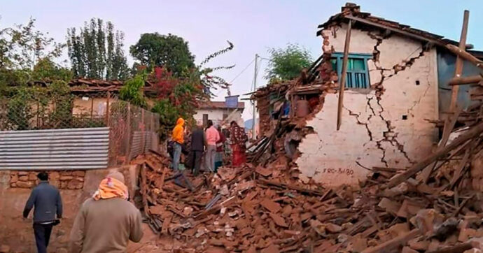 Terremoto di magnitudo 5,6 in Nepal: 140 morti. La scossa avvertita fino a Nuova Dehli, a 500 km dall’epicentro