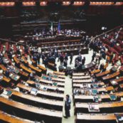 Copertina di Sei mesi di lavoro gratis: il tirocinio alla Camera per “studenti meritevoli”