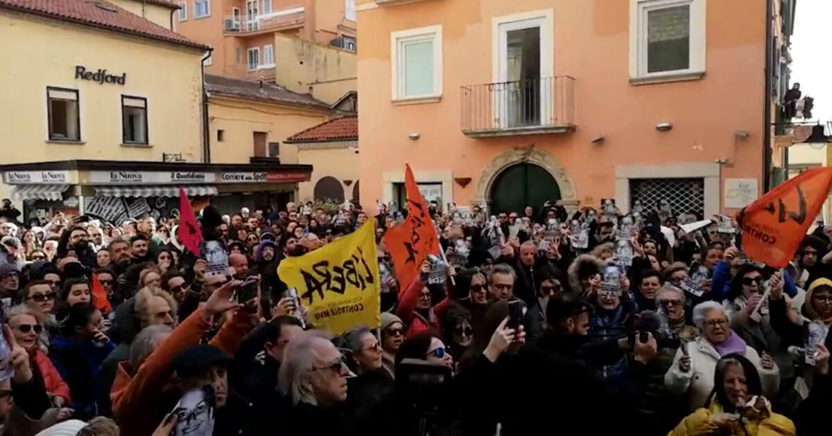 “Il destino di quella chiesa lo decideranno i cittadini”: così Gildo Claps durante la protesta contro la riapertura dell’edificio in cui fu uccisa e nascosta sua sorella Elisa