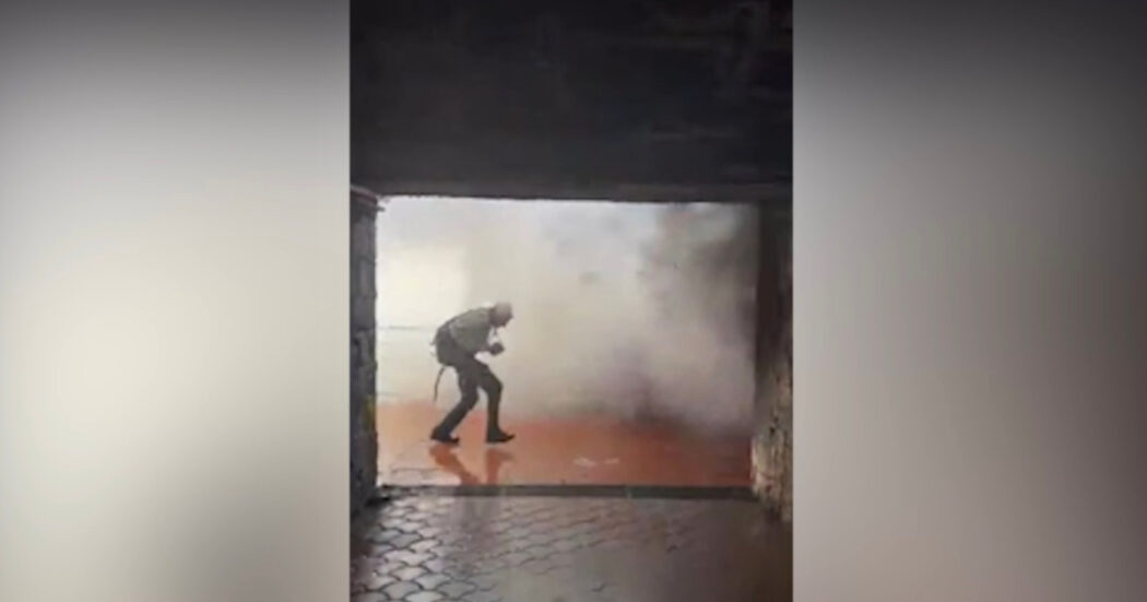 “Basta rischiare la vita per gli stupidi”: il duro sfogo dei vigili del fuoco di Genova che postano il video di un uomo travolto dalle onde