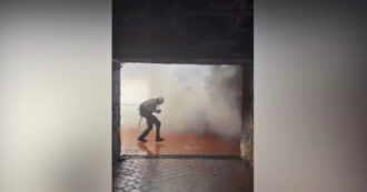 Copertina di “Basta rischiare la vita per gli stupidi”: il duro sfogo dei vigili del fuoco di Genova che postano il video di un uomo travolto dalle onde