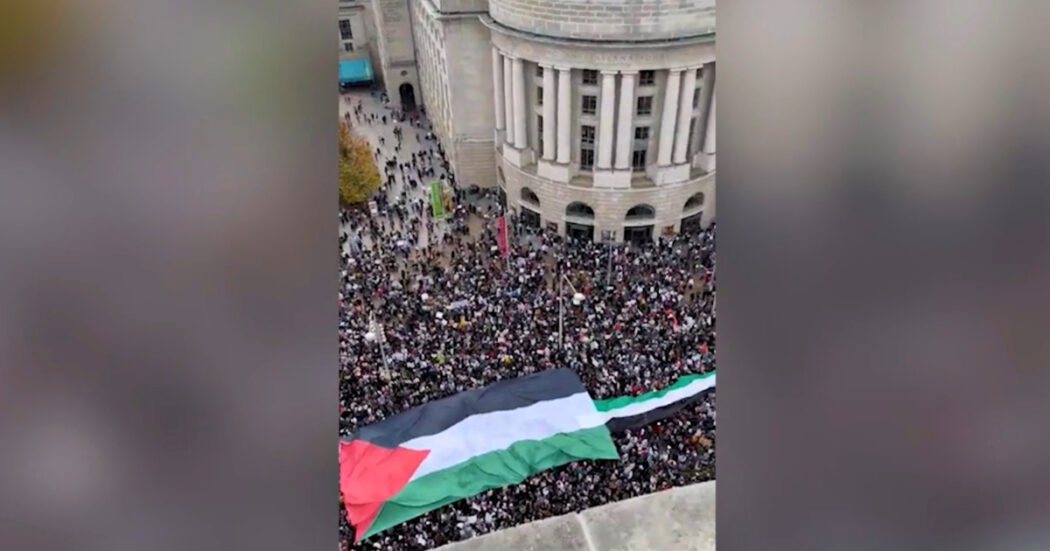 Migliaia di persone in corteo a Washington per la Palestina: “Cessate subito il fuoco”. Critiche a Biden e ai democratici