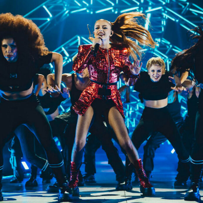 Annalisa come Wonder Woman al suo primo Forum: “Ho voluto trasmettere la forza delle donne” e vola via verso il Festival di Sanremo 2024