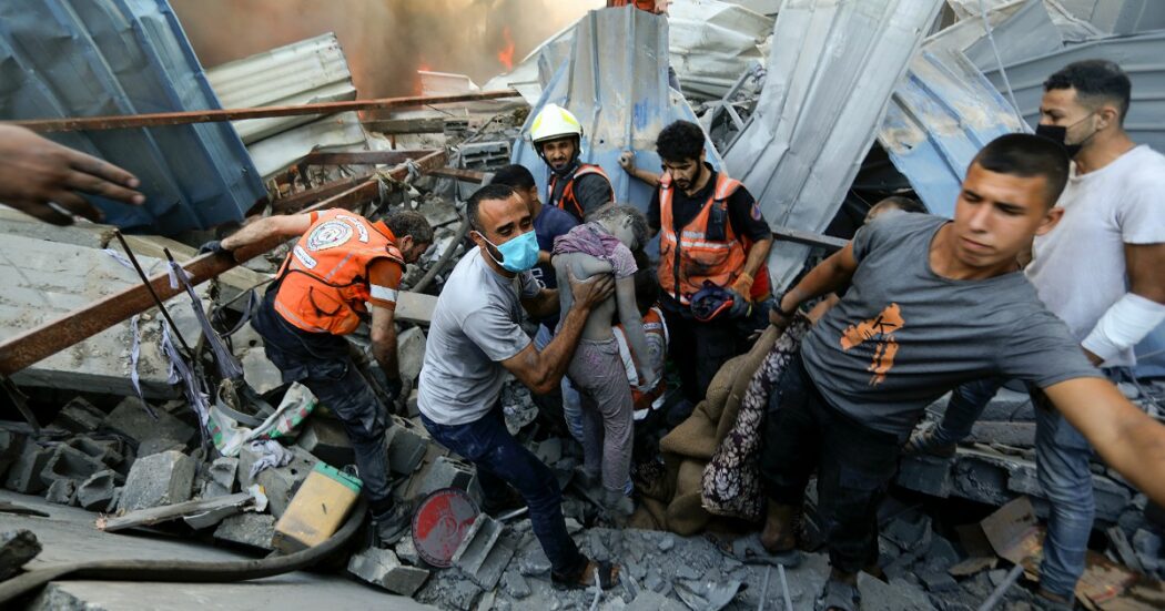 La diretta – Nuovo raid su un campo profughi di Gaza: “Almeno 33 morti”. Ministro israeliano evoca la bomba atomica sulla Striscia, Netanyahu lo sospende